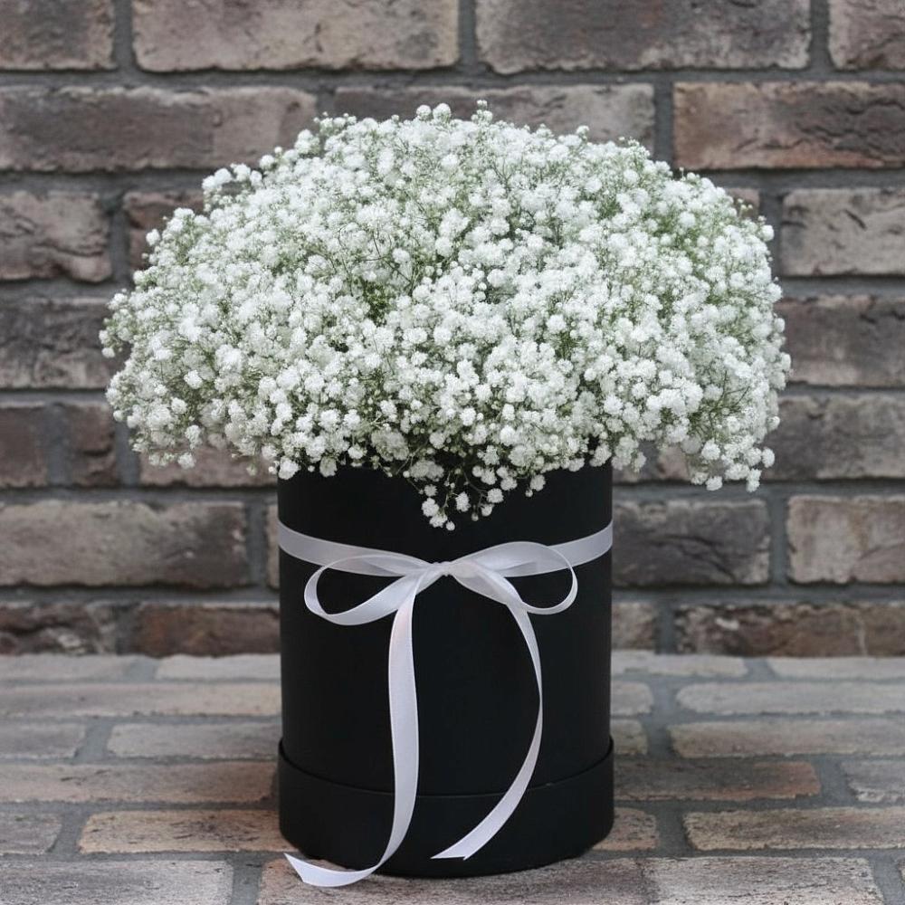 Цветочная композиция из Гипсофила в шляпной коробке в Дубнево