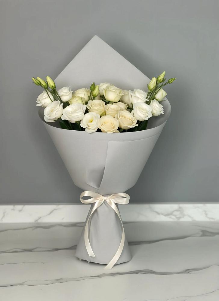 Букет цветов из: Розы и Лизиантусы в Дубнево