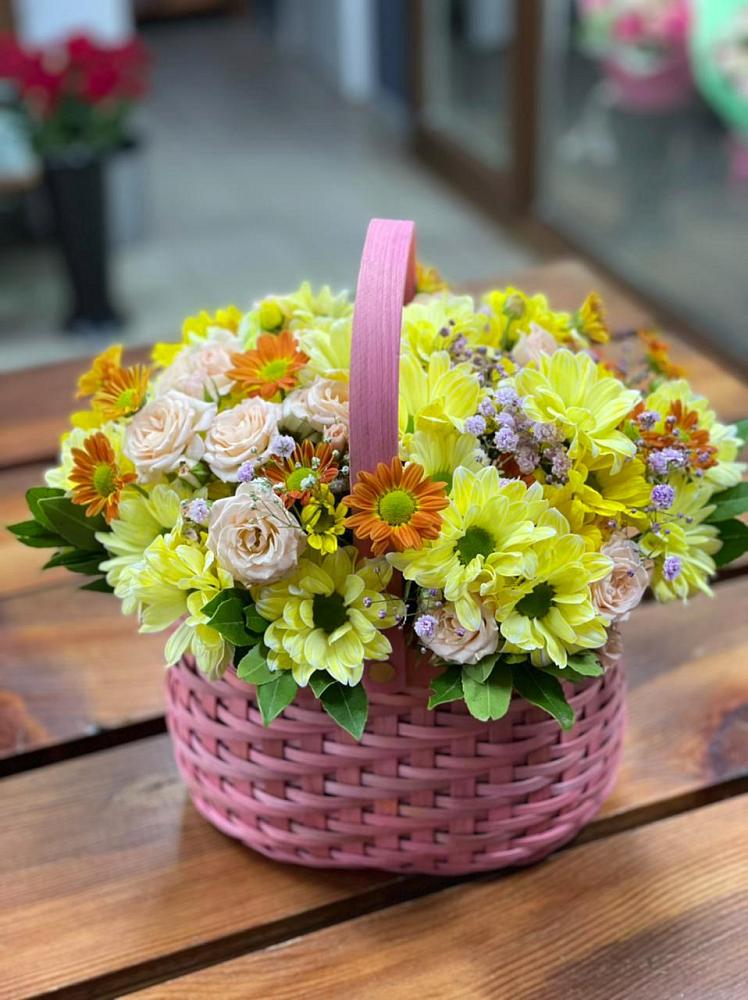 Цветочная композиция из Хризантемы и Розы в корзине в Дубнево