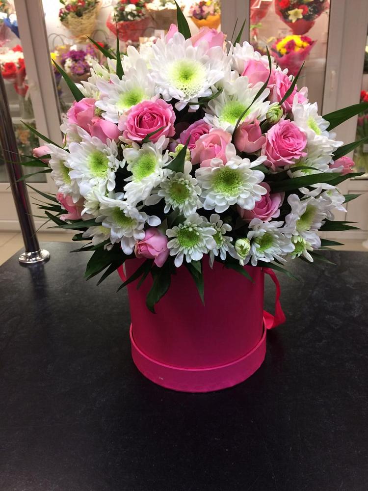 Цветочная композиция из Розы и Хризантемы в шляпной коробке в Дубнево