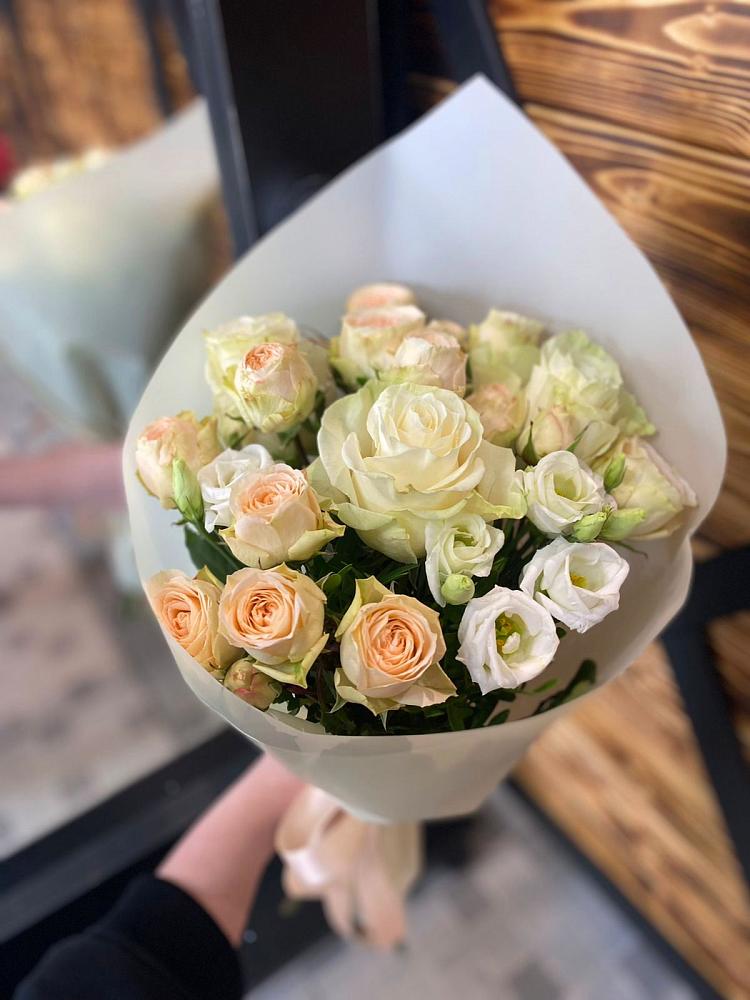 Букет цветов из: Розы и Лизиантусы в Дубнево